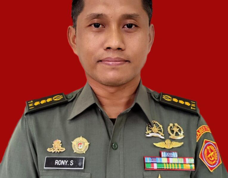 Men rus politsiyachini etagini ko‘tarib sikdim.